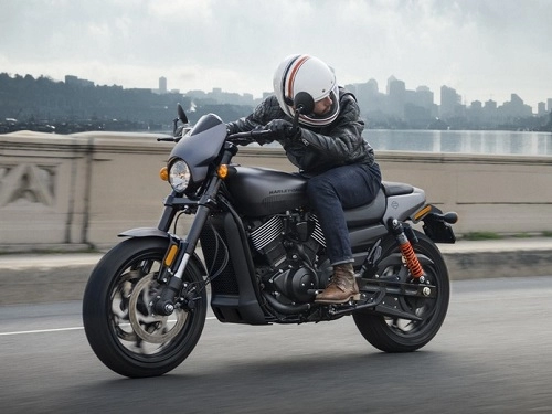 Harley-davidson street rod 2017 thu hút giới trẻ giá 198 triệu đồng