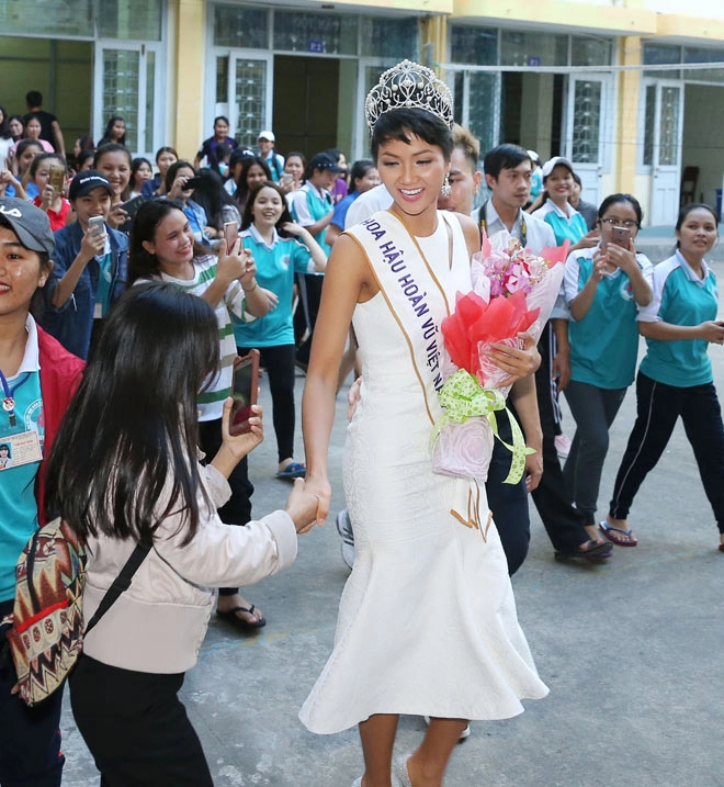 Hoa hậu hhen niê đội vương miện về thăm trường cũ