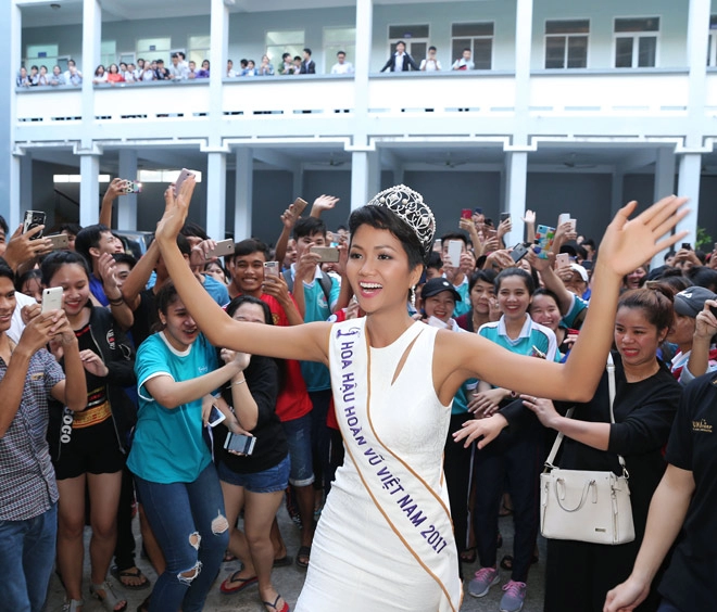 Hoa hậu hhen niê đội vương miện về thăm trường cũ