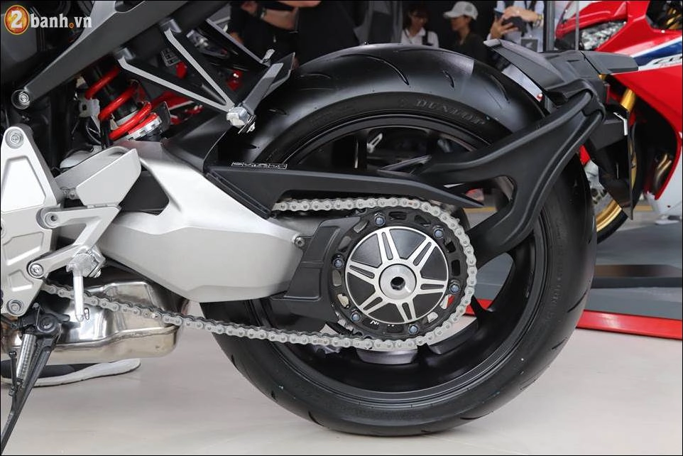 Honda cb1000r 2018 có giá 468 triệu vnd tại showroom honda moto việt nam