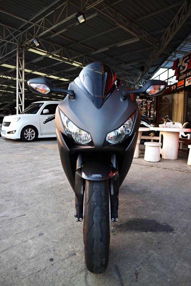 Honda cbr1000rr con bò xám đầy mạnh mẽ và uy lực