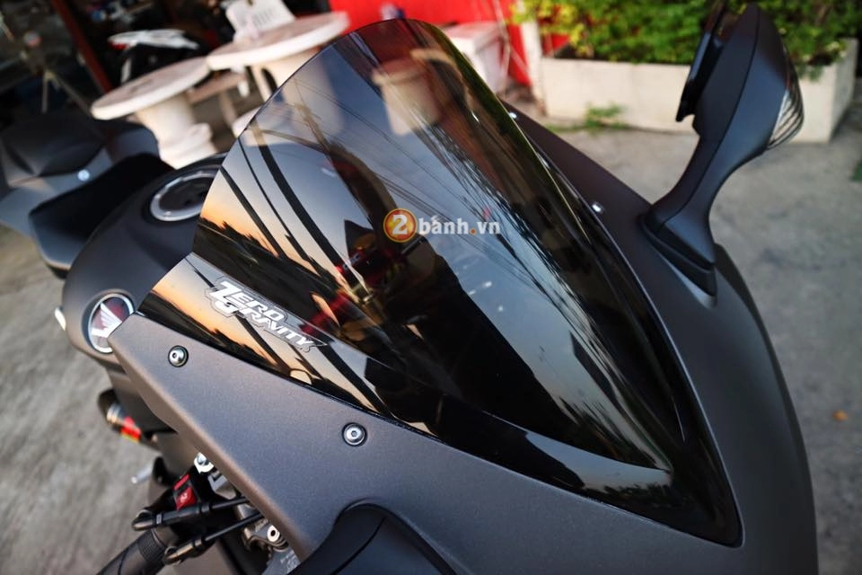 Honda cbr1000rr con bò xám đầy mạnh mẽ và uy lực