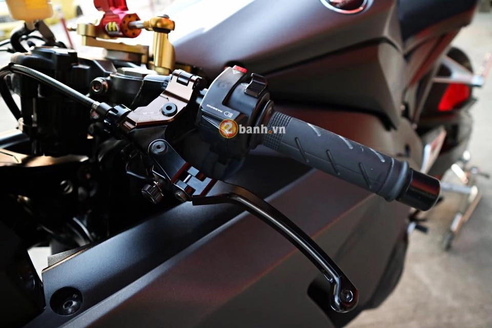 Honda cbr1000rr con bò xám đầy mạnh mẽ và uy lực