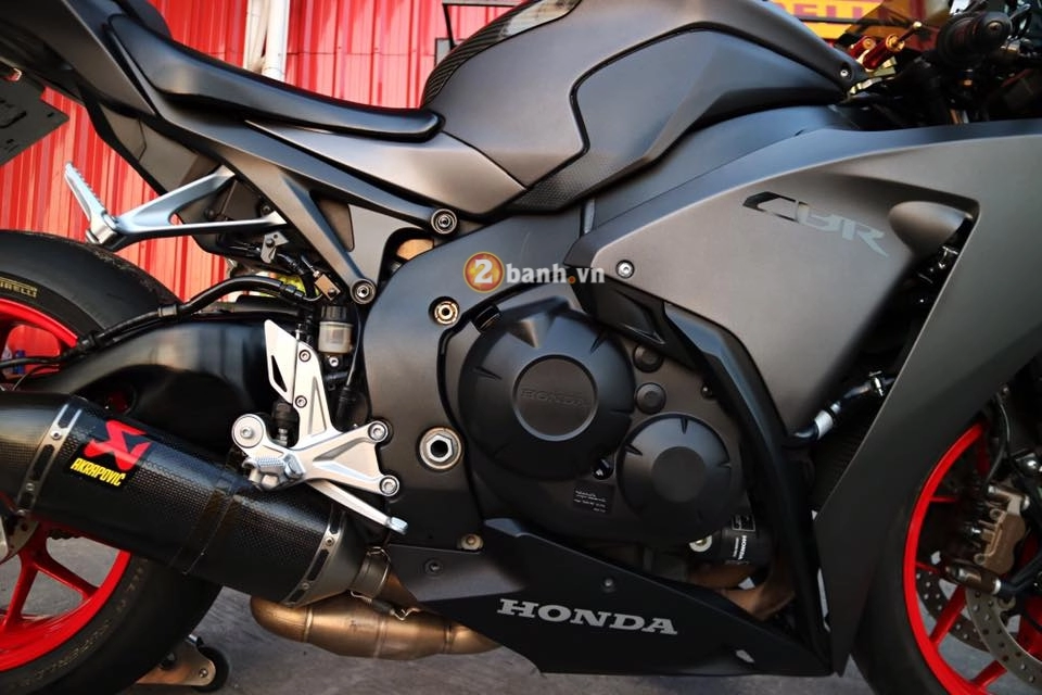 Honda cbr1000rr con bò xám đầy mạnh mẽ và uy lực