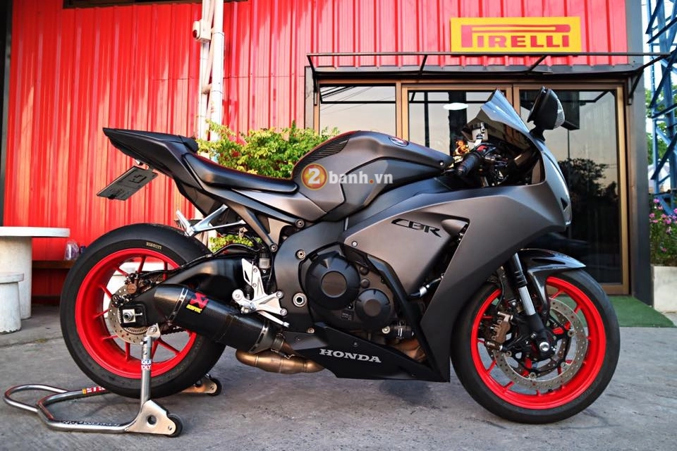 Honda cbr1000rr con bò xám đầy mạnh mẽ và uy lực