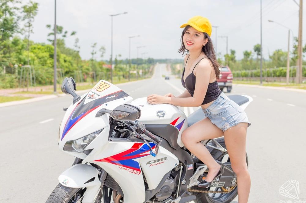 Honda cbr1000rr so găng cùng cô nàng đầy quyến rũ