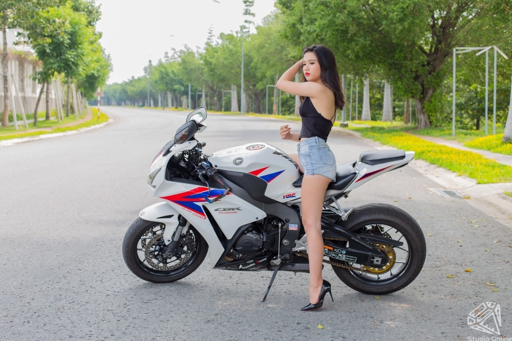 Honda cbr1000rr so găng cùng cô nàng đầy quyến rũ