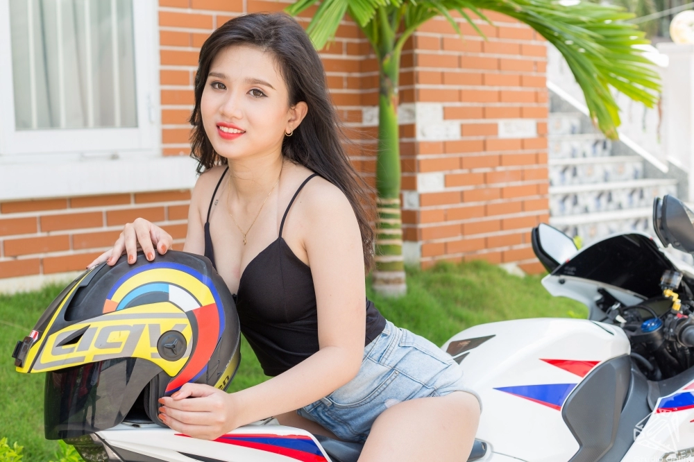 Honda cbr1000rr so găng cùng cô nàng đầy quyến rũ