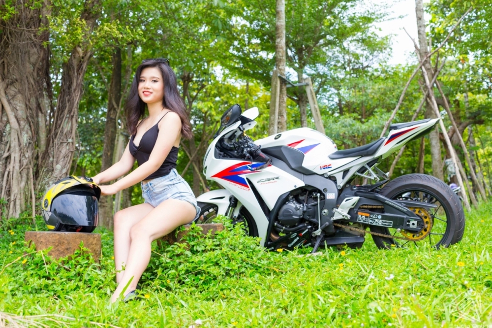 Honda cbr1000rr so găng cùng cô nàng đầy quyến rũ