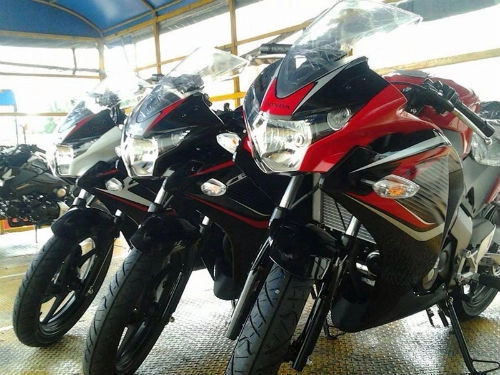  honda cbr150r mới - đối thủ của yamaha r15 