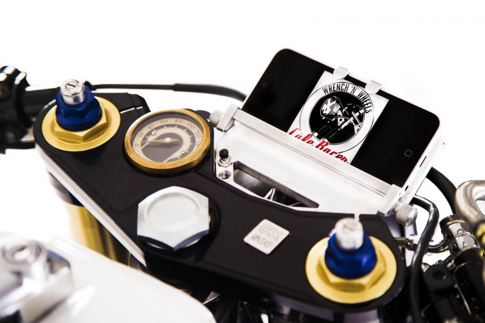 Honda cx500 độ cafe racer dùng điện thoại làm đồng hồ hiển thị cùng dàn đồ chơi hiện đại