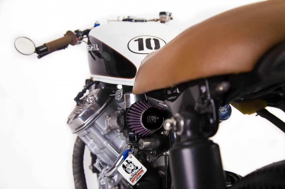 Honda cx500 độ cafe racer dùng điện thoại làm đồng hồ hiển thị cùng dàn đồ chơi hiện đại