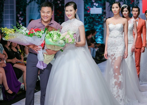 Huy khánh hôn vợ trên sàn catwalk