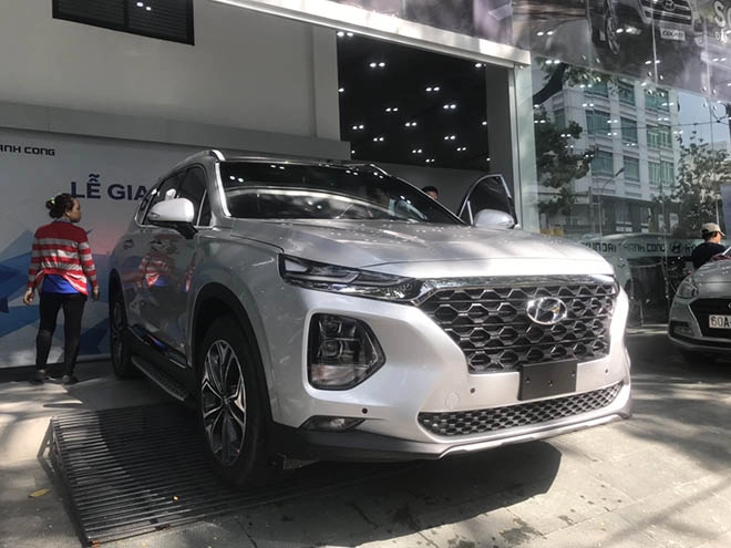 Hyundai santafe giảm giá đến 100 triệu quyết danh thi phân vơi toyota fortuner