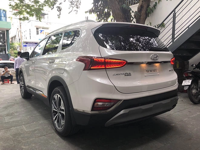 Hyundai santafe giảm giá đến 100 triệu quyết danh thi phân vơi toyota fortuner