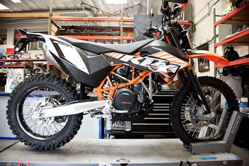  ktm 690 enduro r độ phong cách cafe racer 