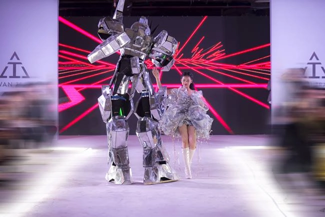 Người mẫu diện váy viễn tưởng cùng robot lên sàn diễn