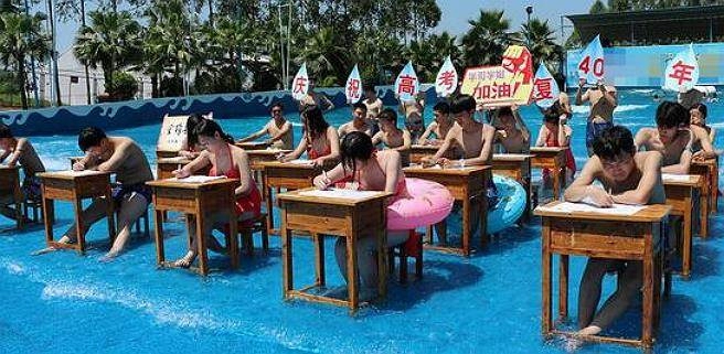 Nữ sinh trùng khánh mặc bikini đi thi để chống gian lận