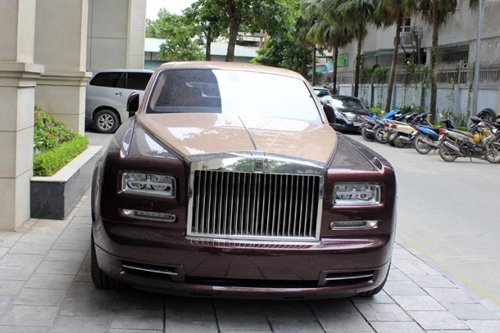 Rolls-royce phantom lửa thiêng chưa biển xuống phố