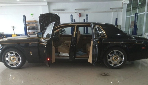 Rolls-royce phantom mạ vàng in hình rồng ở quảng ninh