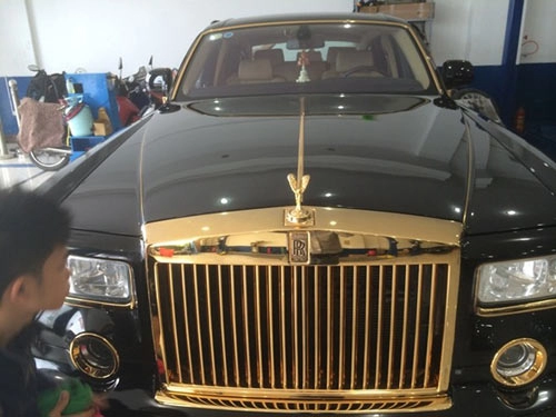 Rolls-royce phantom mạ vàng in hình rồng ở quảng ninh