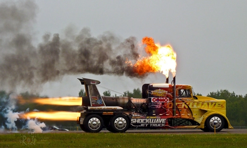  shockwave - xe tải phun lửa chạy hơn 640 kmh 