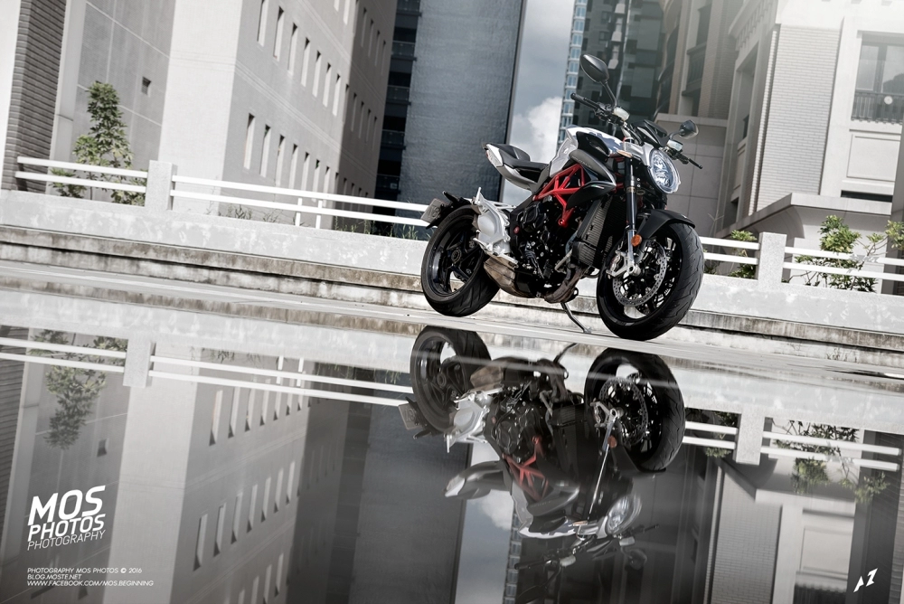 Siêu xe đường phố mv agusta brutale 800 đọ dáng ấn tượng bên kiều nữ japan