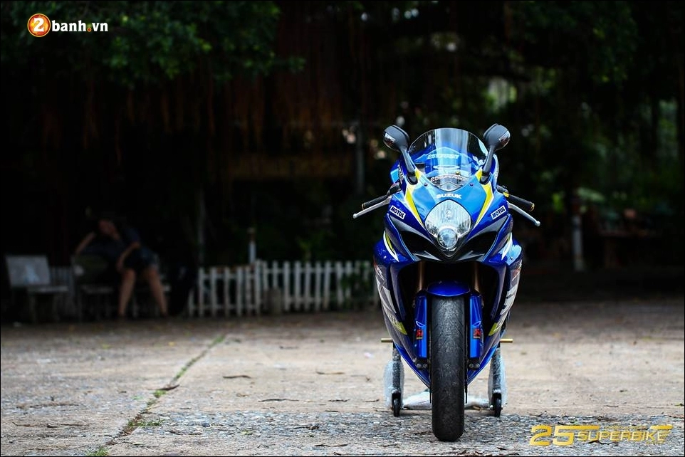 Suzuki gsx-r1000 độ cực đẹp dưới nắng chiều cùng tem đấu ecstar