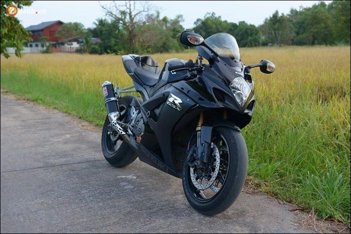 Suzuki gsx-r1000 mạnh mẽ thanh thoát trong chiều hoàng hôn