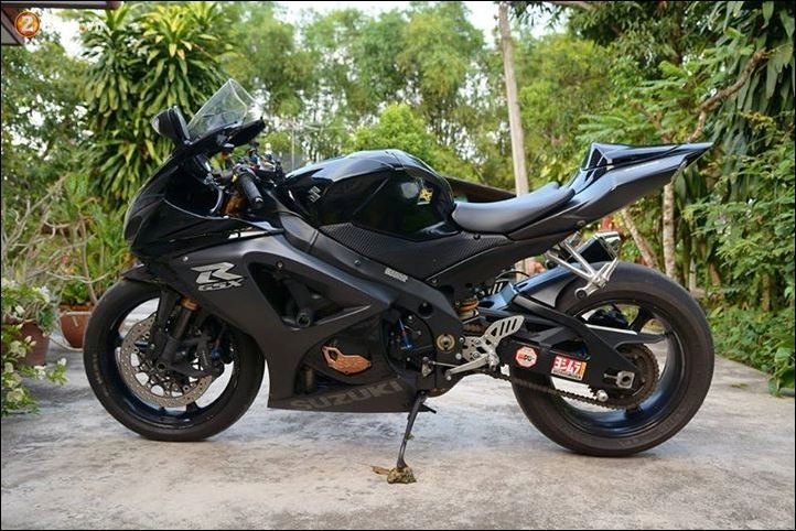 Suzuki gsx-r1000 mạnh mẽ thanh thoát trong chiều hoàng hôn