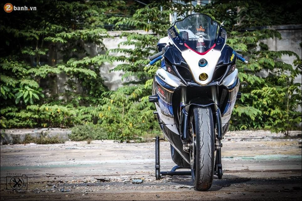 Suzuki gsxr750 -tái sinh một huyền thoại tiên phong của team suzuki