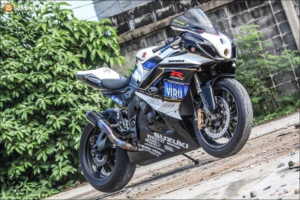 Suzuki gsxr750 -tái sinh một huyền thoại tiên phong của team suzuki