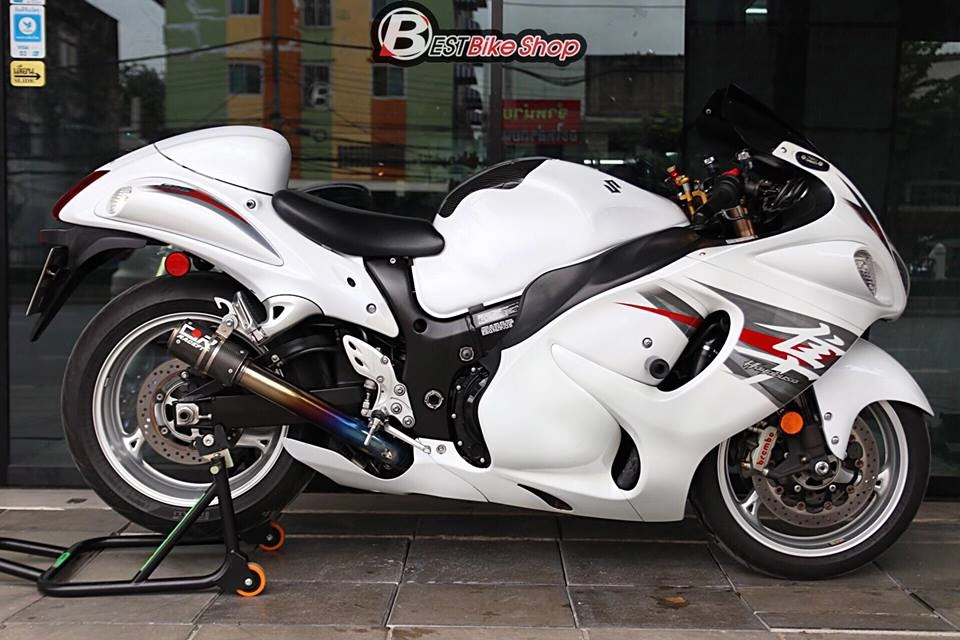 Suzuki hayabusa bản độ tráng lệ với hình mẫu trắng không tỳ vết