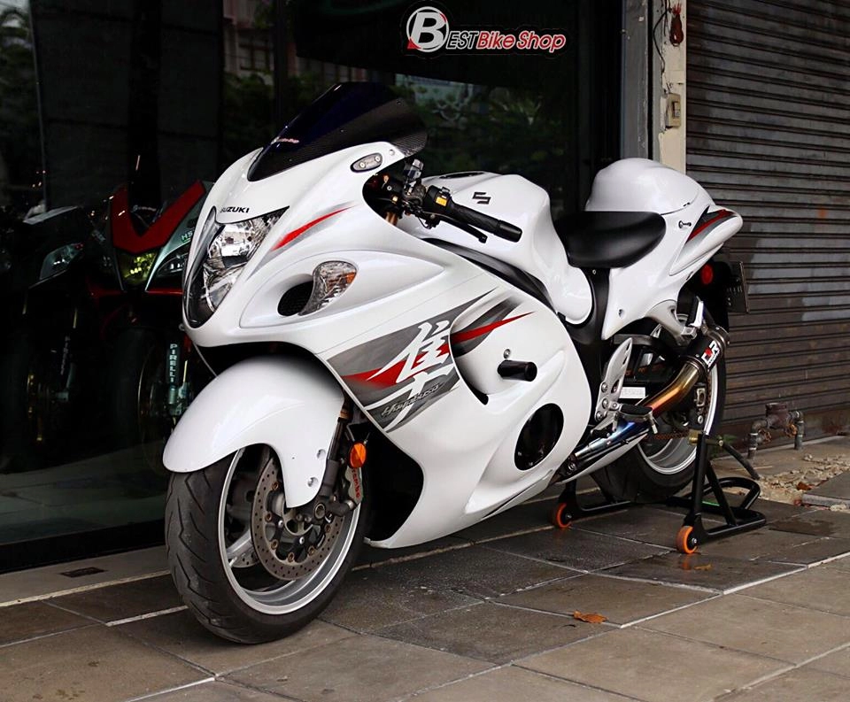 Suzuki hayabusa bản độ tráng lệ với hình mẫu trắng không tỳ vết