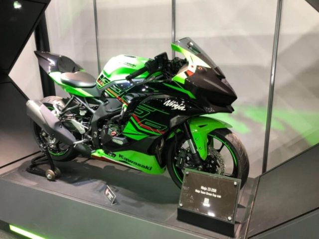 Trình làng ninja zx-25r se 2023 tại osaka motorcycle show 2023 với một số điều chỉnh