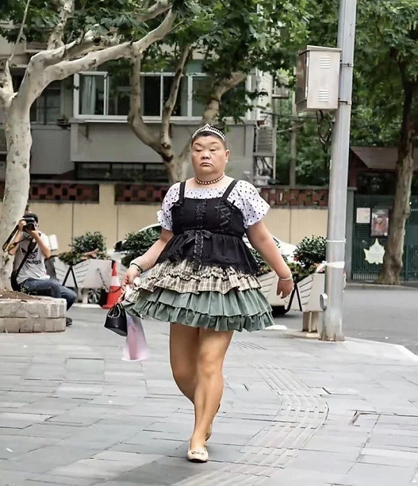 Người phụ nữ 50 tuổi hay diện váy công chúa xuống phố và câu chuyện cảm động phía sau