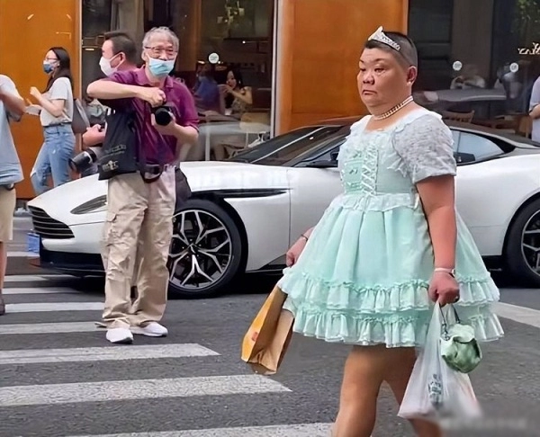 Người phụ nữ 50 tuổi hay diện váy công chúa xuống phố và câu chuyện cảm động phía sau