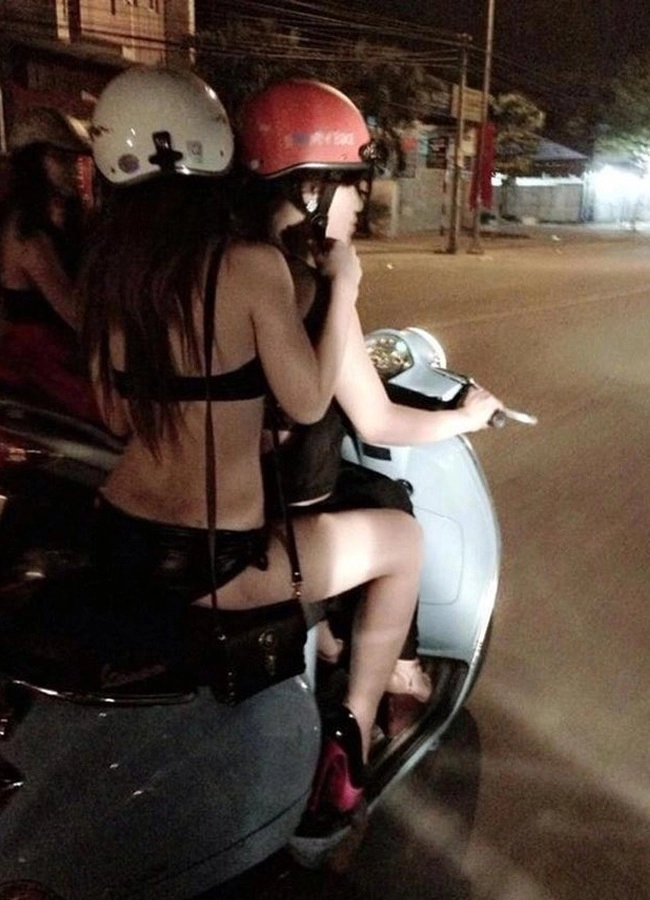 Nhầm lẫn giữa croptop và áo lót gái xinh hồn nhiên cưỡi xe máy ra phố làm bao người thở dài