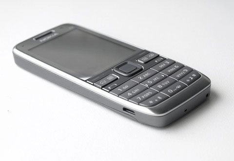 Nokia e52 giá hơn 6 triệu đồng