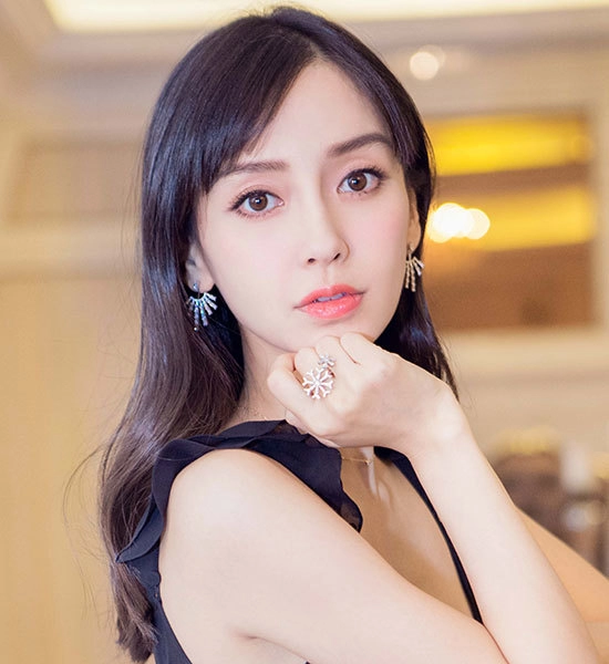 Angelababy gần 30 tuổi mà như 18 bảo sao huỳnh hiểu minh yêu da diết đến thế