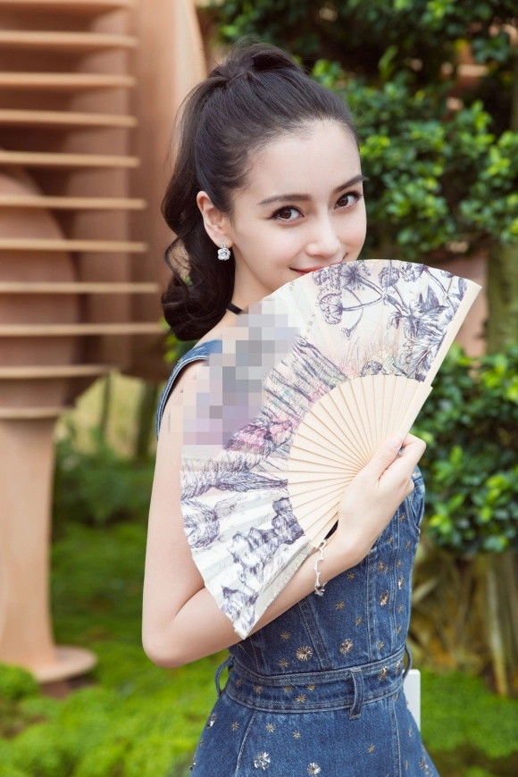 Angelababy - mẹ bỉm sữa ngực lép kẹp vẫn đánh bật dàn sao hạng a