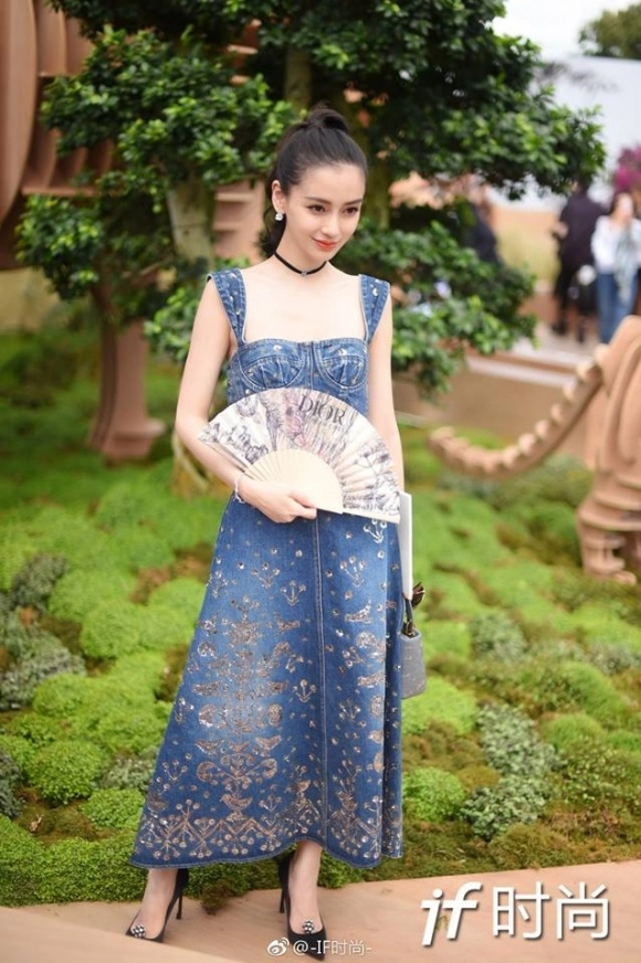 Angelababy - mẹ bỉm sữa ngực lép kẹp vẫn đánh bật dàn sao hạng a