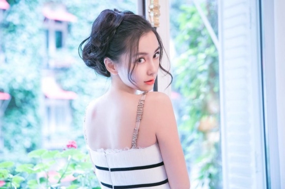 Angelababy - mẹ bỉm sữa ngực lép kẹp vẫn đánh bật dàn sao hạng a