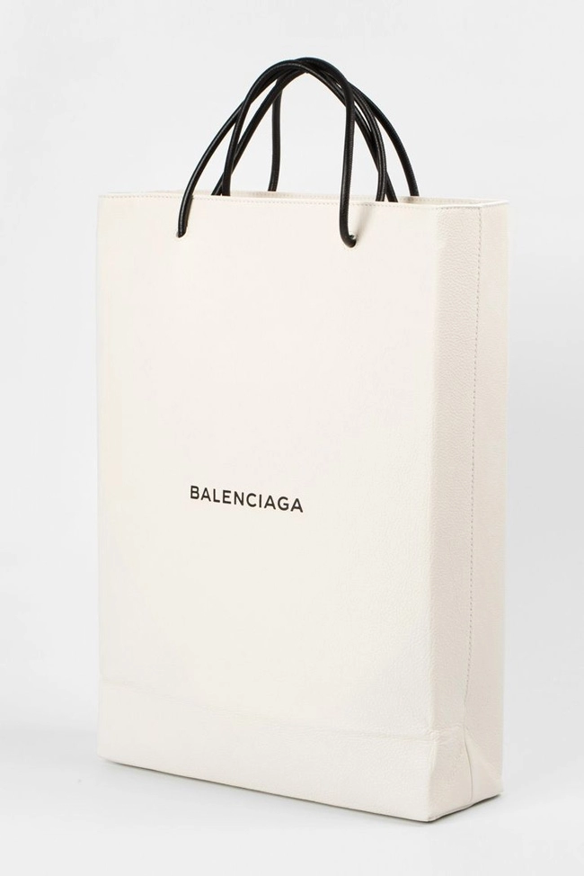 Balenciaga lại khiến dân tình ngã ngửa khi rao bán túi đựng đồ giá 25 triệu đồng