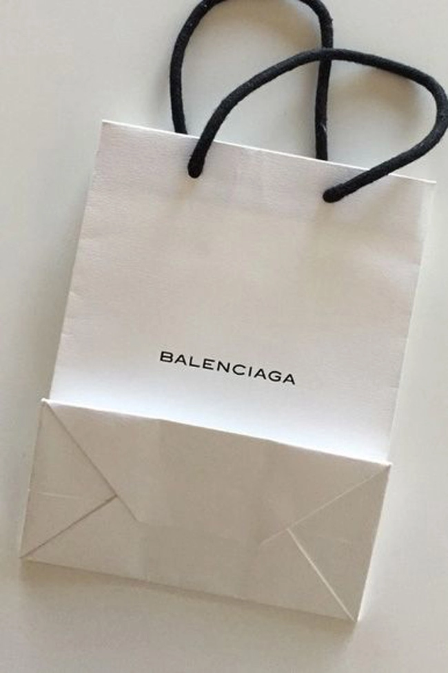 Balenciaga lại khiến dân tình ngã ngửa khi rao bán túi đựng đồ giá 25 triệu đồng