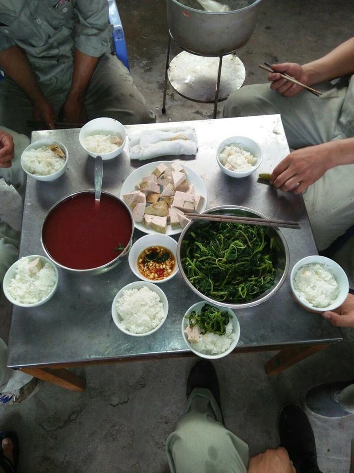 Bữa cơm trưa một công ty tư nhân nấu cho 7 công nhân khiến dân mạng bức xúc