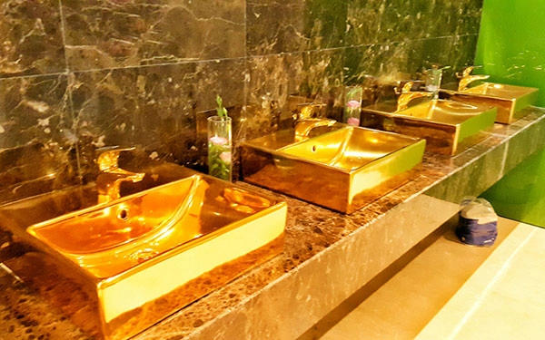 Cận cảnh nội thất gây choáng của khách sạn dát vàng cả bể bơi và toilet ở đà nẵng