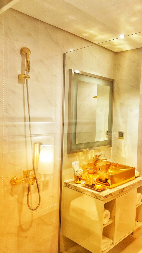 Cận cảnh nội thất gây choáng của khách sạn dát vàng cả bể bơi và toilet ở đà nẵng