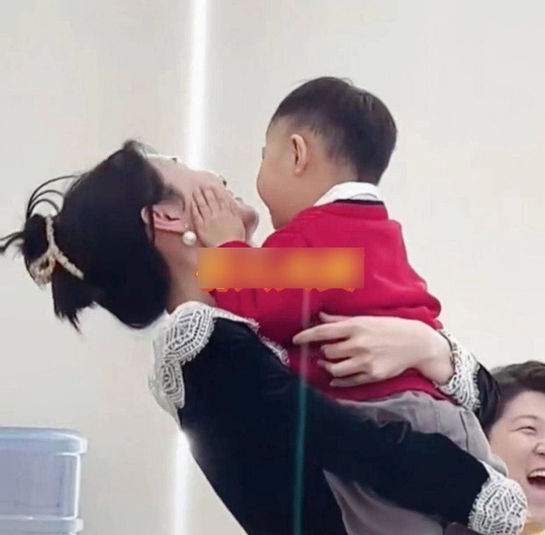 Cậu bé đòi hôn môi cô gái xinh đẹp phản ứng của ông bố bên cạnh làm ai cũng ngượng thay