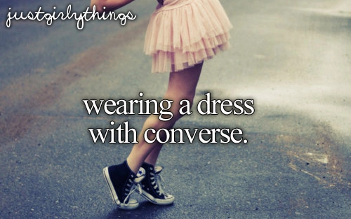Chút phá cách với converse và váy ngắn